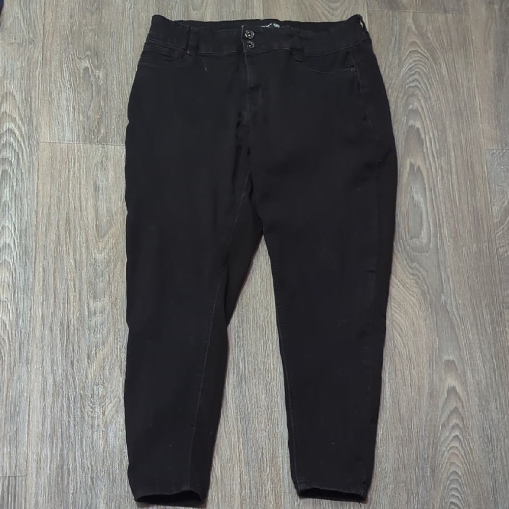 ❤️5/$25 Black Cropped Pants Elastic